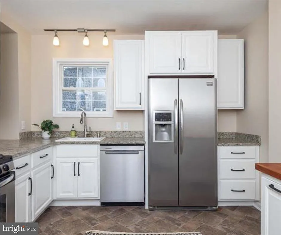 3 bed, 2.0 bath, 1725 sqft, $3,250 — Photo 4