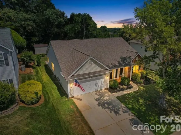 10906 Chamberlain Hall Ct, Charlotte, NC 28277