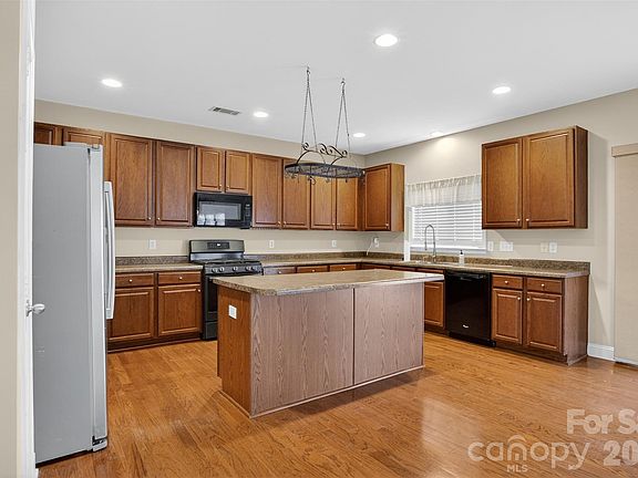 3rd image of 112 Colville Rd