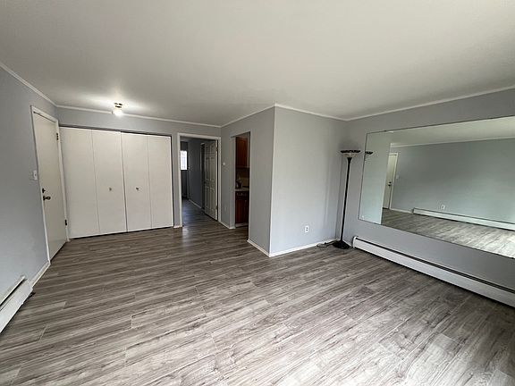 4th image of 31831 Grand River Ave Unit 19
