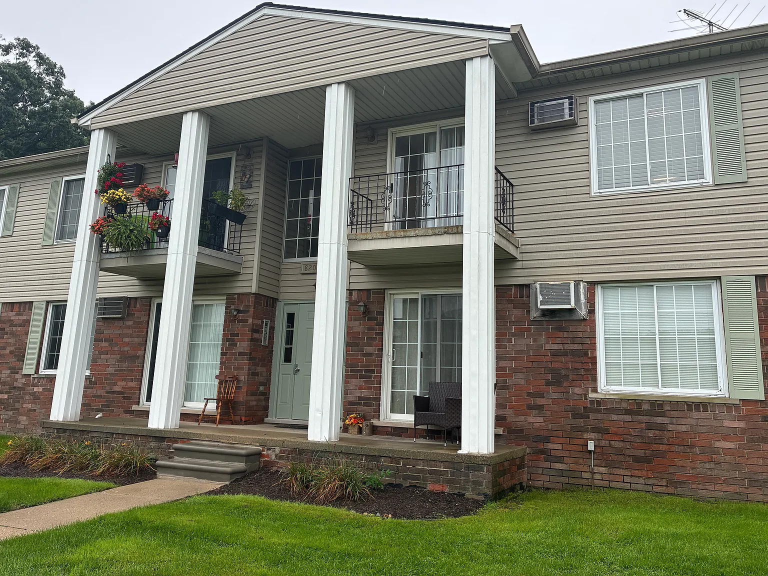 2 bed, 1000 sqft, $1,600 — Photo 1