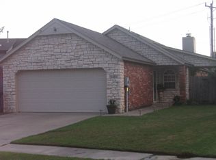 2415 Lakecrest Dr, Moore, OK 73170