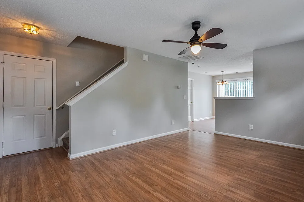 3 bed, 3.0 bath, 1439 sqft, $1,810 — Photo 2