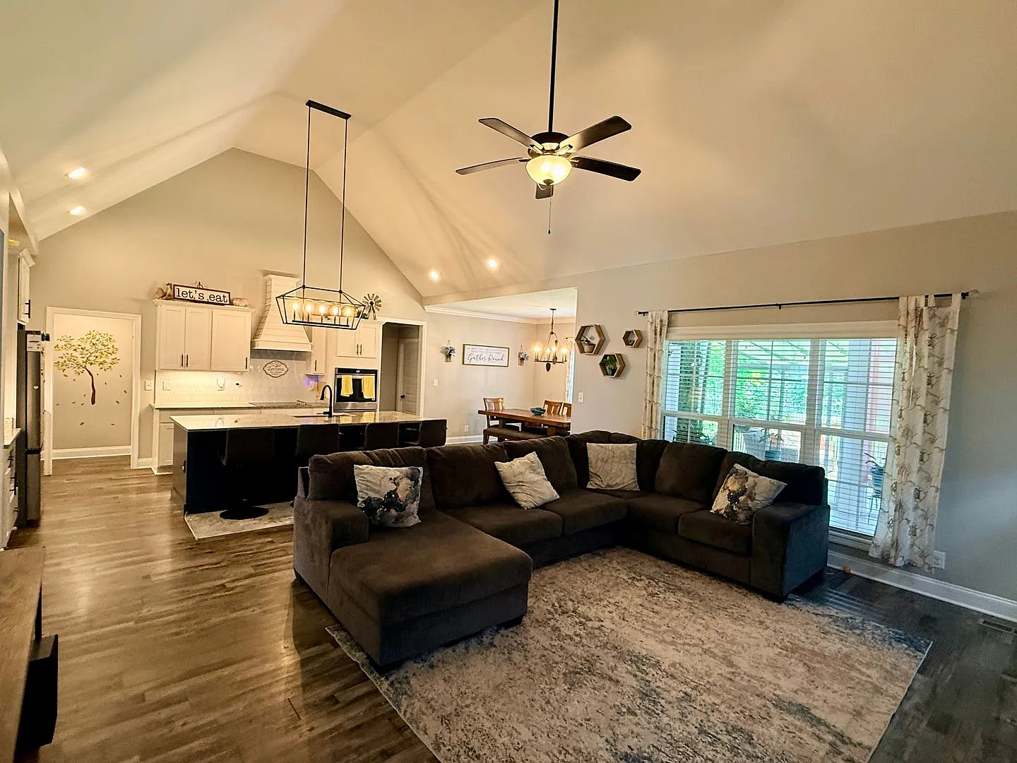 Beautiful 5-Bedroom Home with Spacious Layout & Sunroom — Photo 4