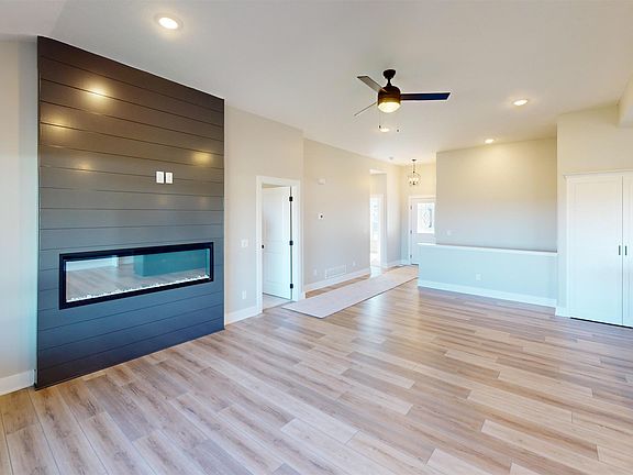 5th image of 3058 Aurora Dr