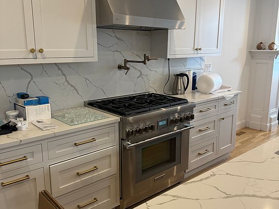 Kitchen gas stove top with pot filler