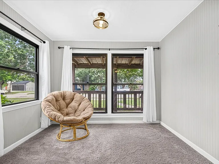 314 Melrose St — Photo 29
