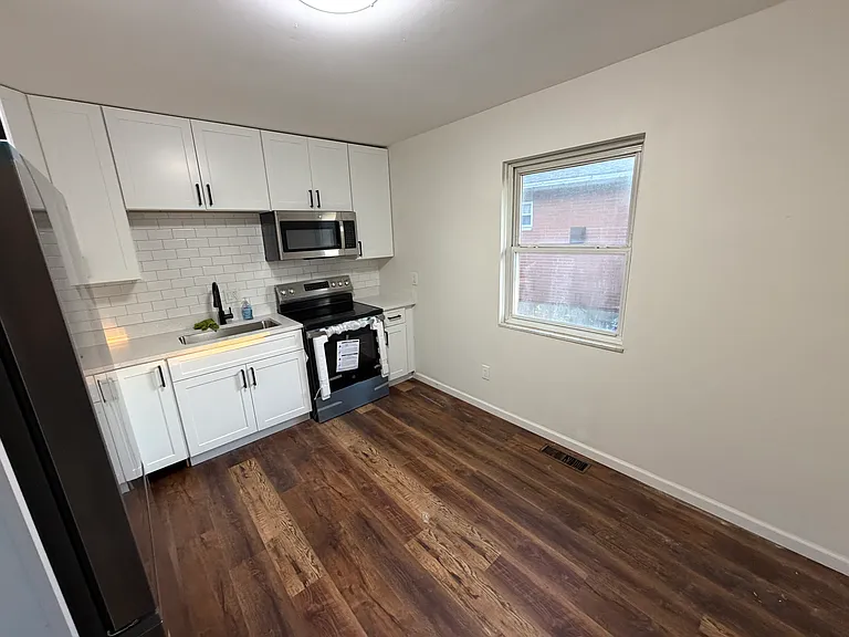 704-706 Kirkwood Dr — Photo 9