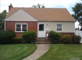 5 Rhodes Ln, Hicksville, NY 11801
