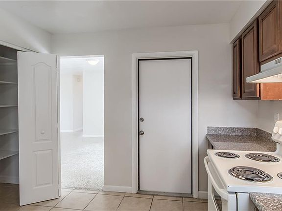 3rd image of 1794 Saxon Blvd