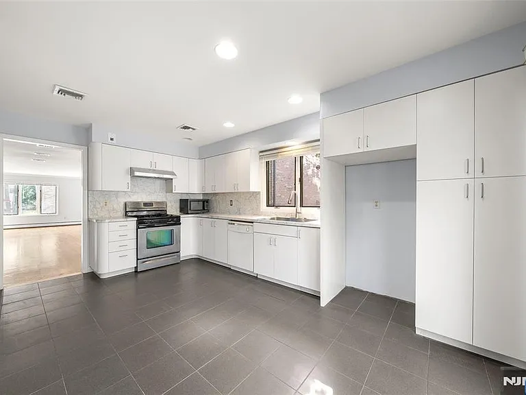 408 Elizabeth St #A — Photo 11