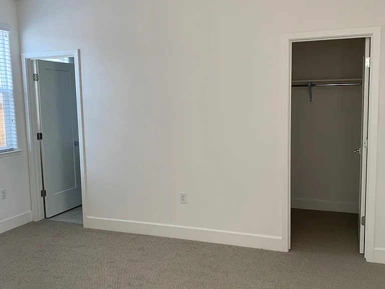 2547 Mulholland Dr — Photo 14