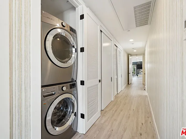 137 N Doheny Dr #3 — Photo 24