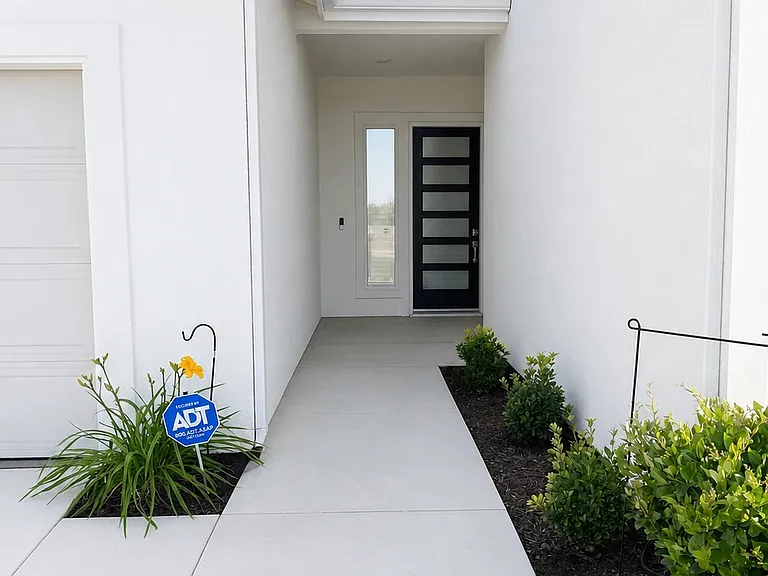 525 E Riverway Ave — Photo 2