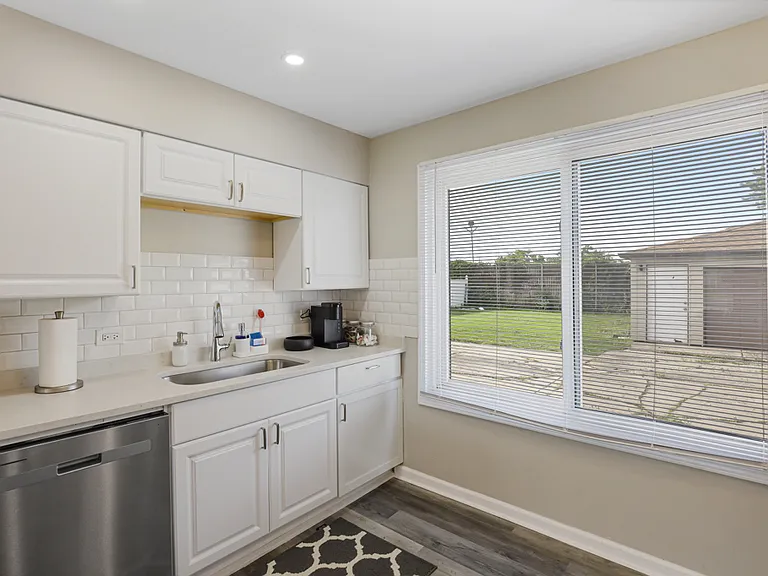 10308 W Lyndale Ave — Photo 6