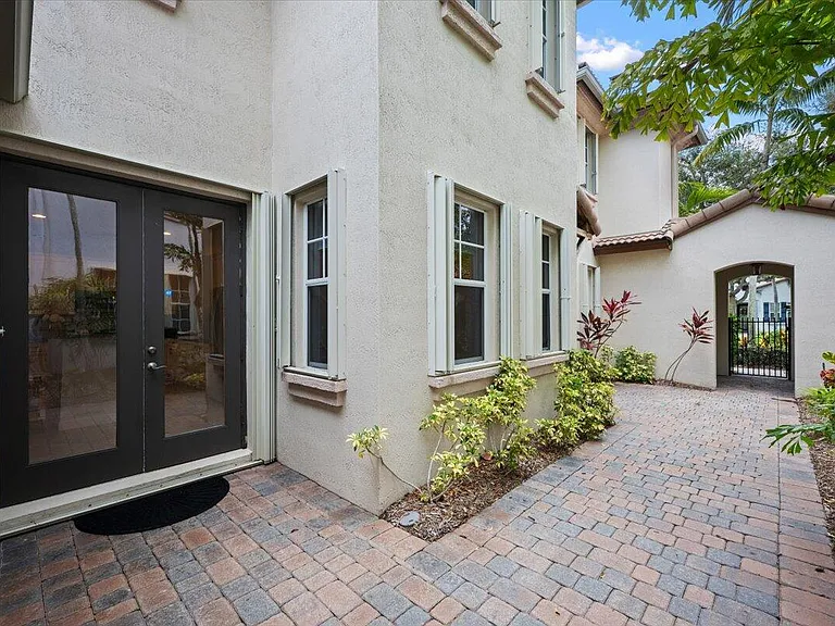 877 Taft Ct — Photo 5