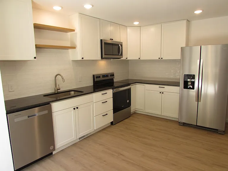 111 Dorchester Ln — Photo 3