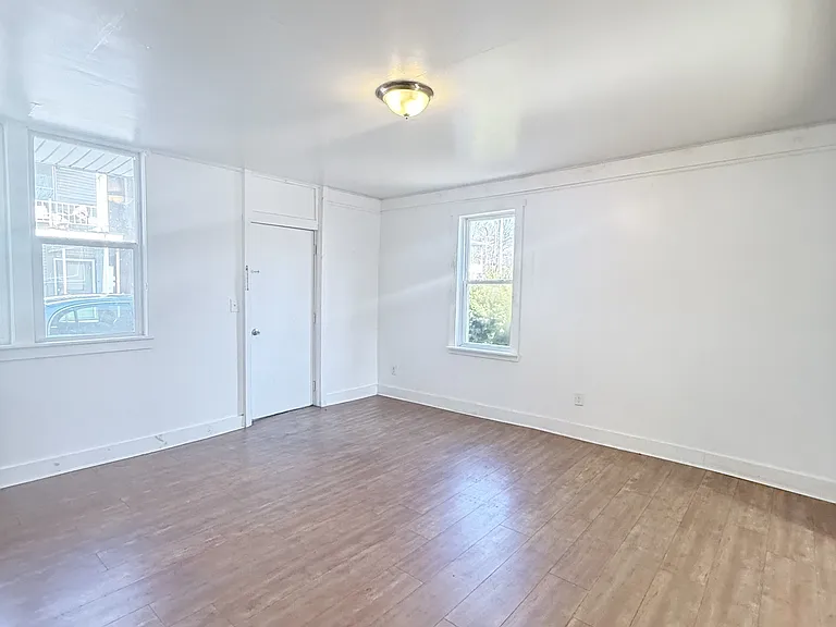 110 E Market St #7 — Photo 5