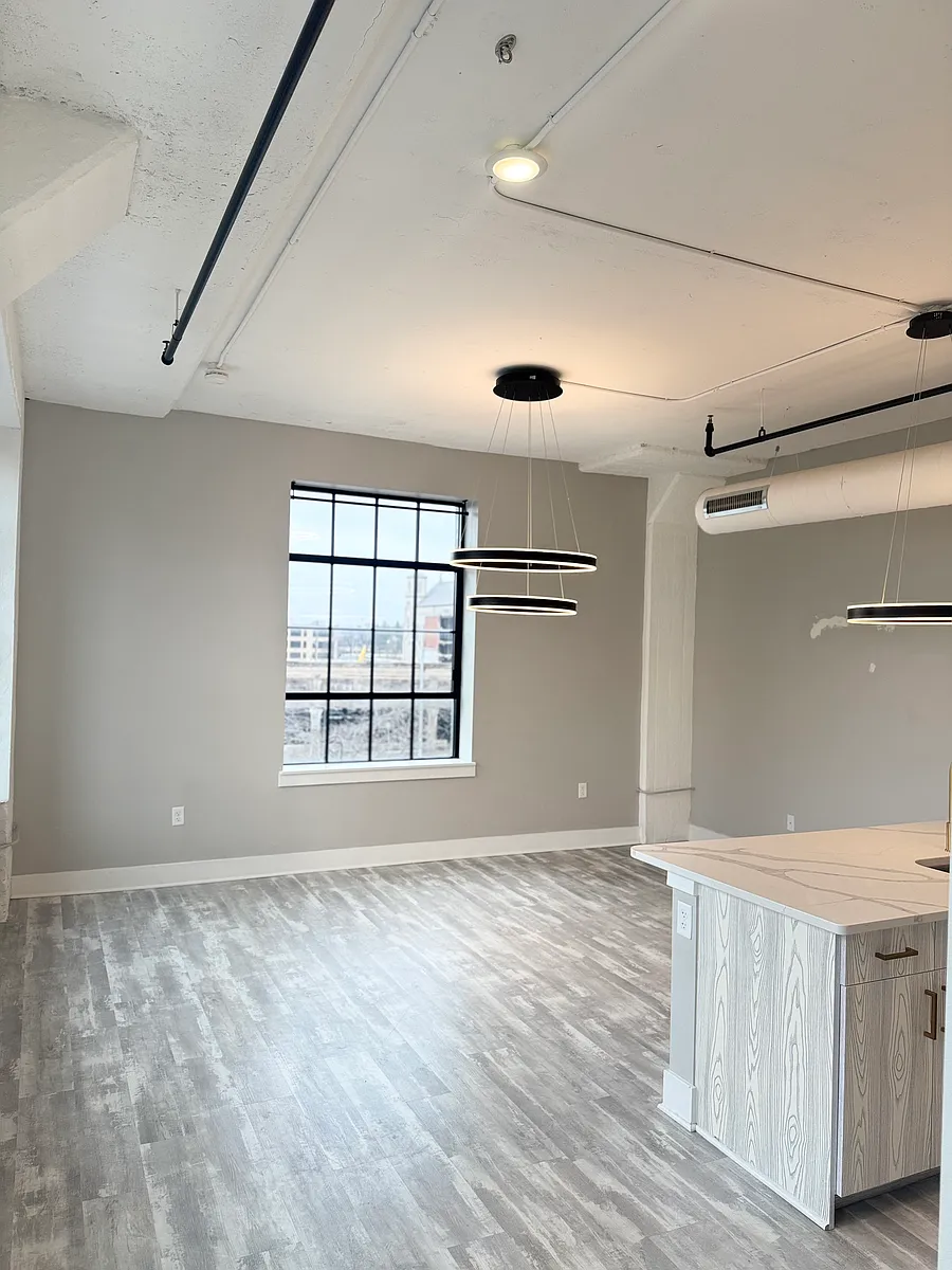 Building Photo - 221 S Ludlow St #305