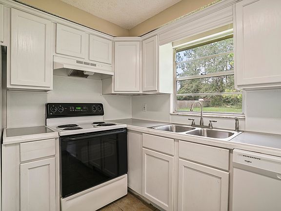 5th image of 200 Evergreen Ln