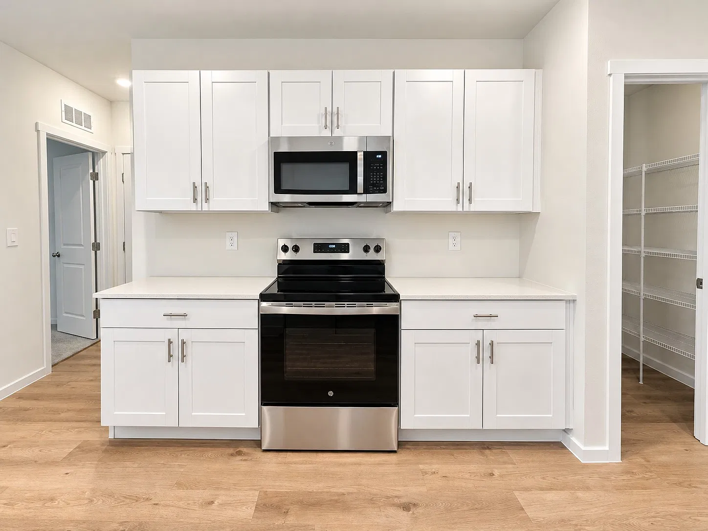 6 bed, 2700 sqft, $3,199 — Photo 4