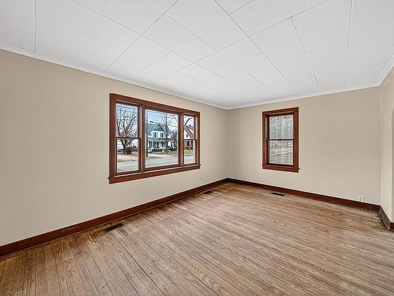 4th image of 304 E Prairie Ronde St