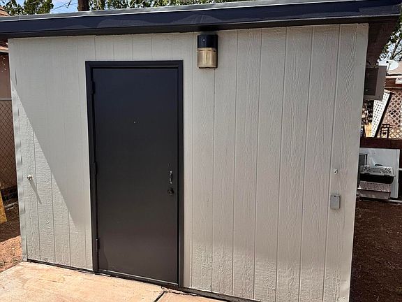 3rd image of 1033 N Kinsley Ave #12