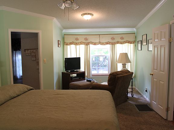 Master Bedroom w Office Nook