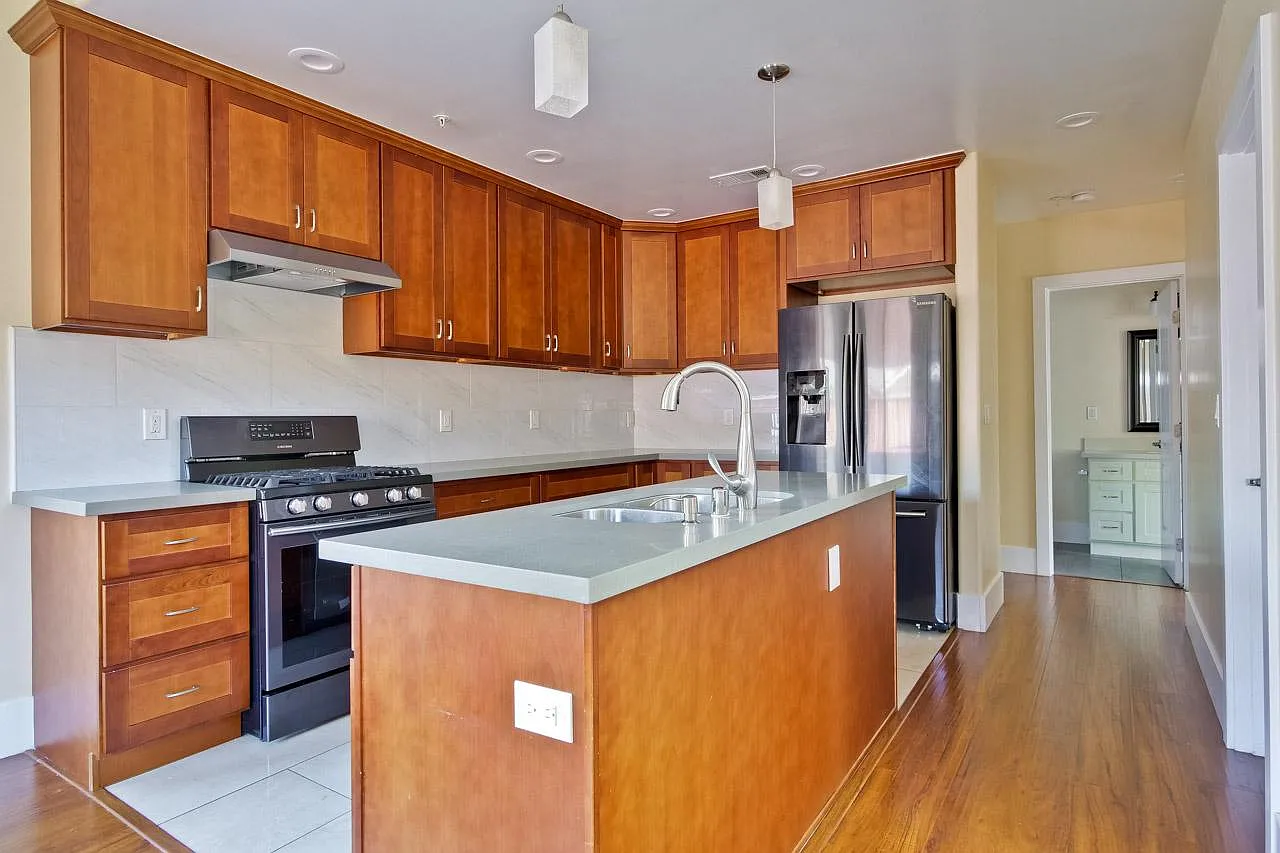 1 bed, 230 sqft, $2,050 — Photo 1