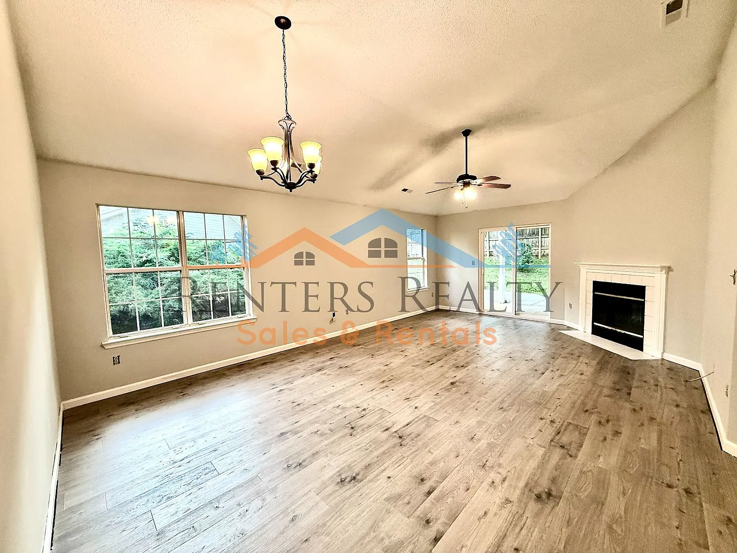 Beautiful 3-Bedroom Home in Madison's Highly Desired Bob Jones High School District — Photo 3