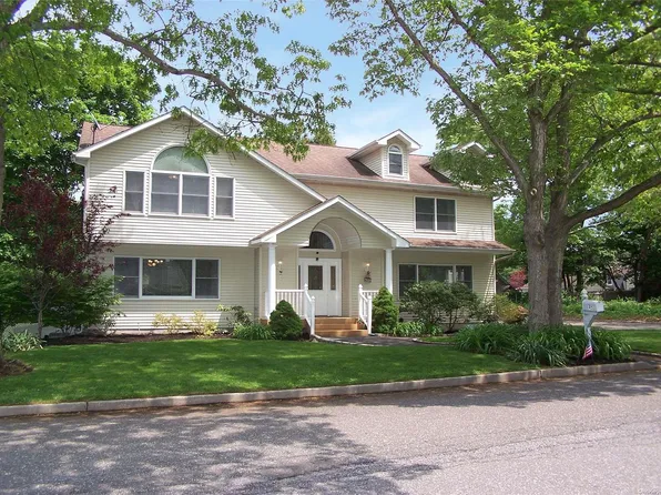 451 Lake Avenue S, Nesconset, NY 11767