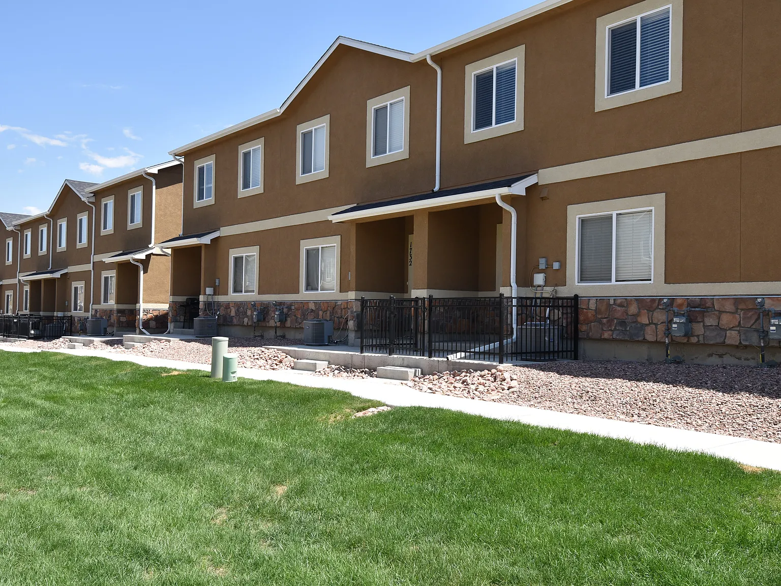 3 bed, 1600 sqft, $2,200 — Photo 1