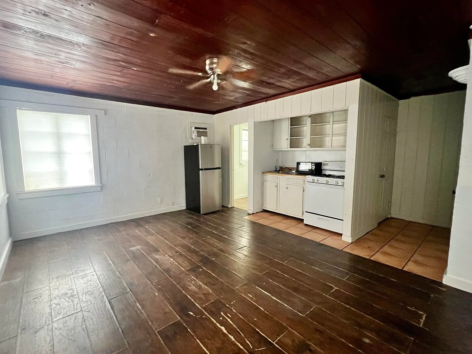 1 bed, 1.0 bath, 344 sqft, $1,275 — Photo 2
