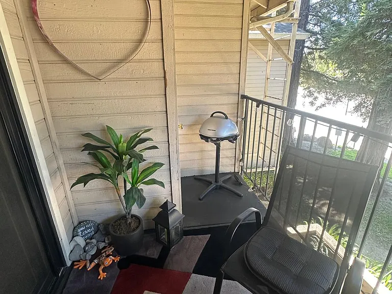 patio - has retractable wind up/down shade for sun protection