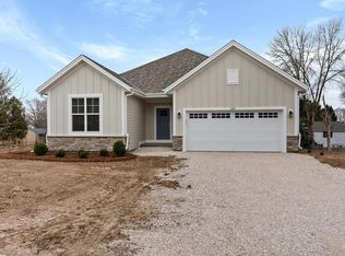 371 Sandy Cir, Pewaukee, WI 53072