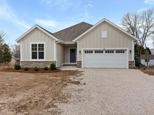 371 Sandy CIRCLE, Pewaukee, WI 53072