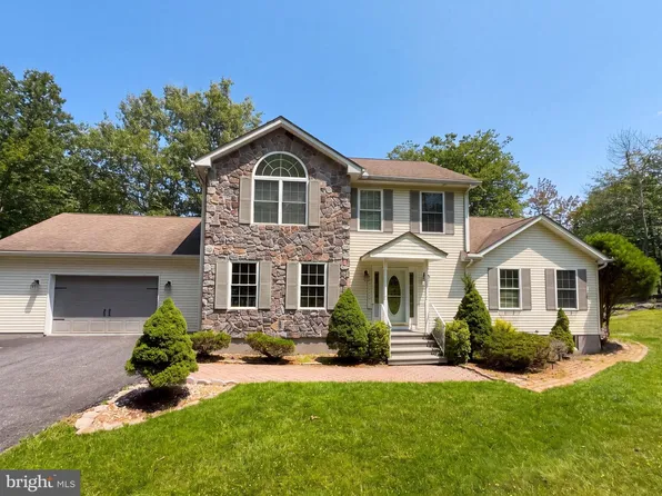 814 Clearview Dr, Long Pond, PA 18334