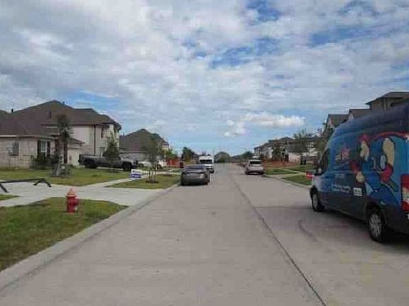 Exterior Neighborhood (street photo)