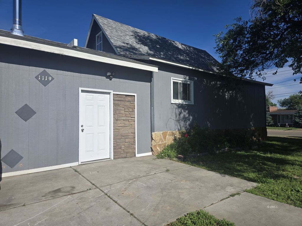 1119 N Prairie Ave, Miles City, MT - View 2