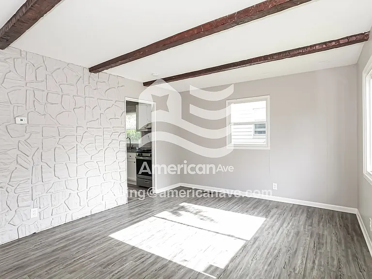 1431393_004_living_room_13801328.jpg