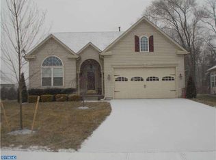 12 Applegate Dr, Florence, NJ 08518