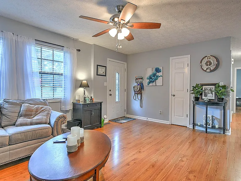 211 Hayter Dr — Photo 12