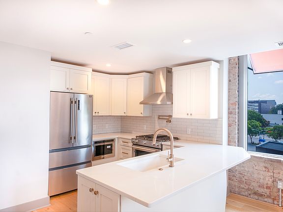 3rd image of 216 W 8th St #313
