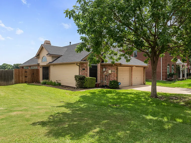 2212 Lakeshore Dr — Photo 1