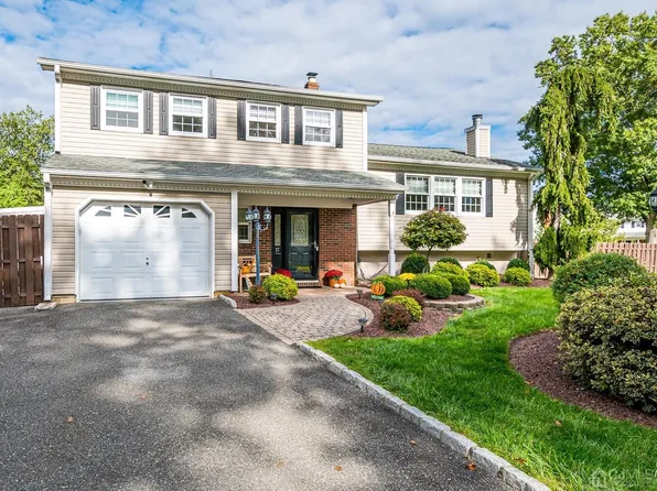 27 Matthew Ave, Kendall Park, NJ 08824