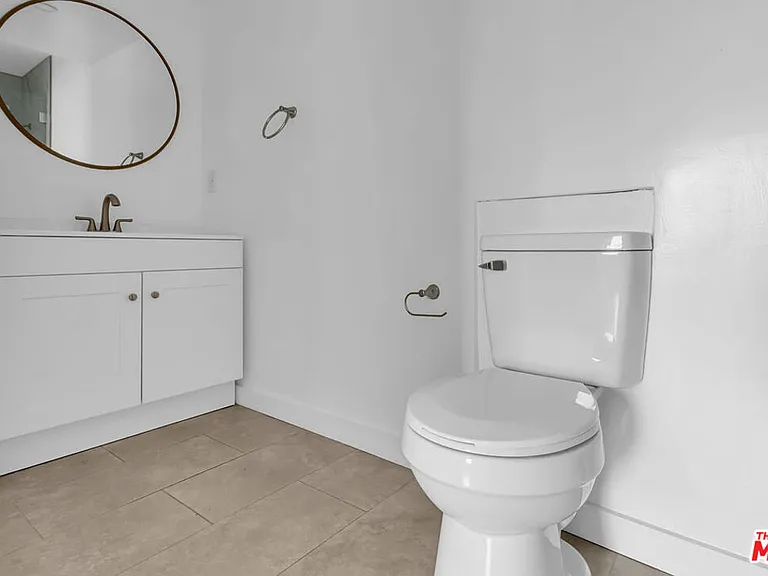 8300 Blackburn Ave — Photo 18
