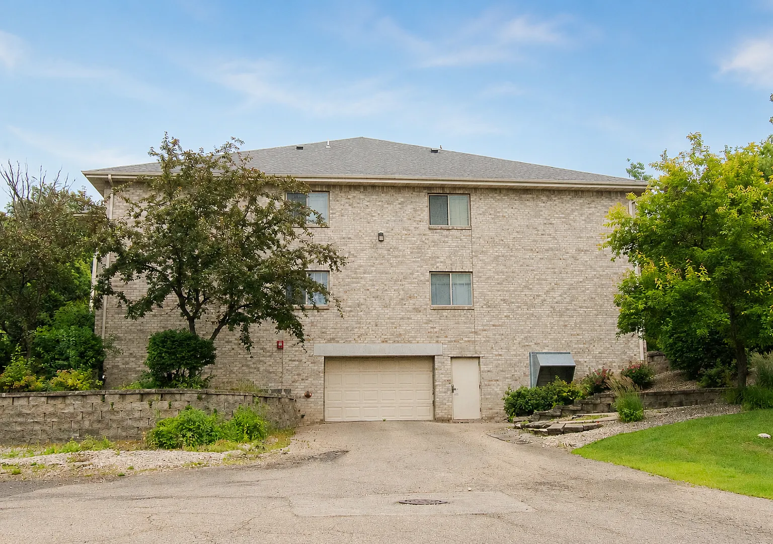 Beautiful 1 Bedroom in with Underground Heated Garage! — Photo 2