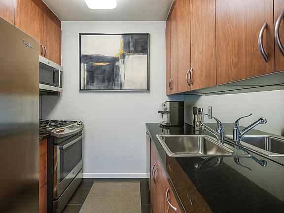 5th image of 420 E 61st St APT 25C
