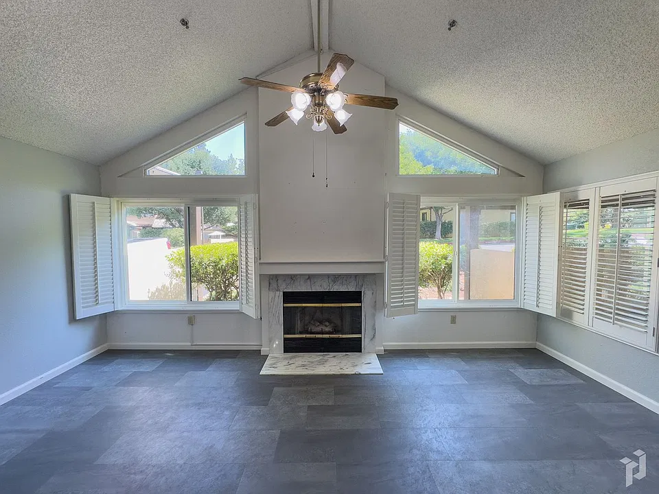 30 Sierra Lakeside Ln
