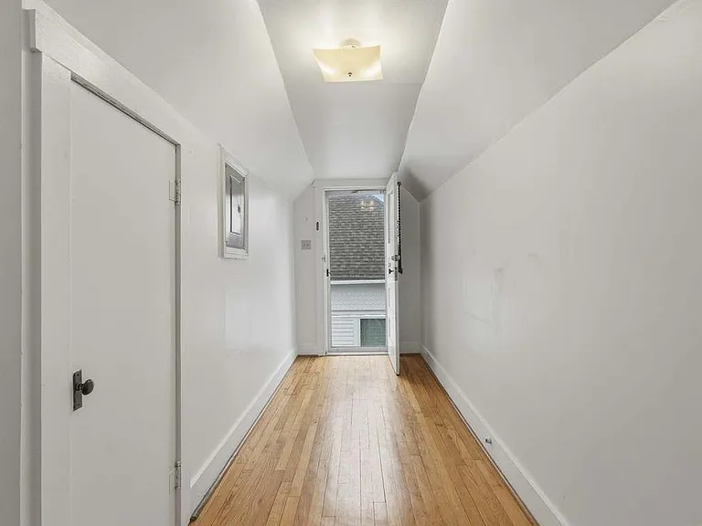 Woodlawn St — Photo 1